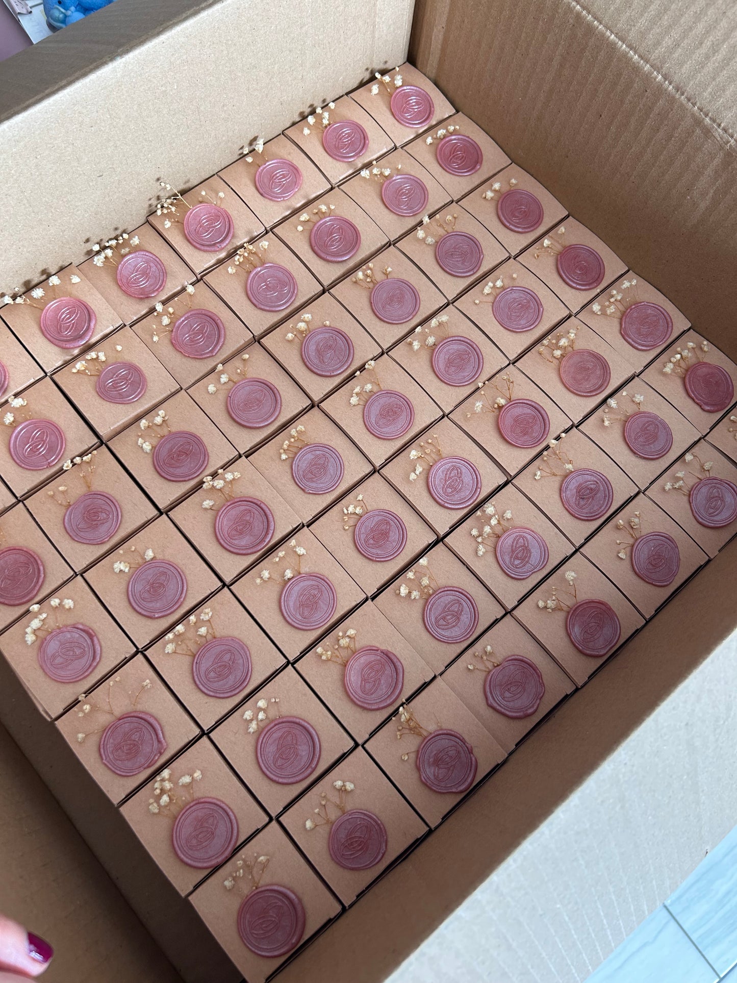 Rosa en caja con sello de lacre
