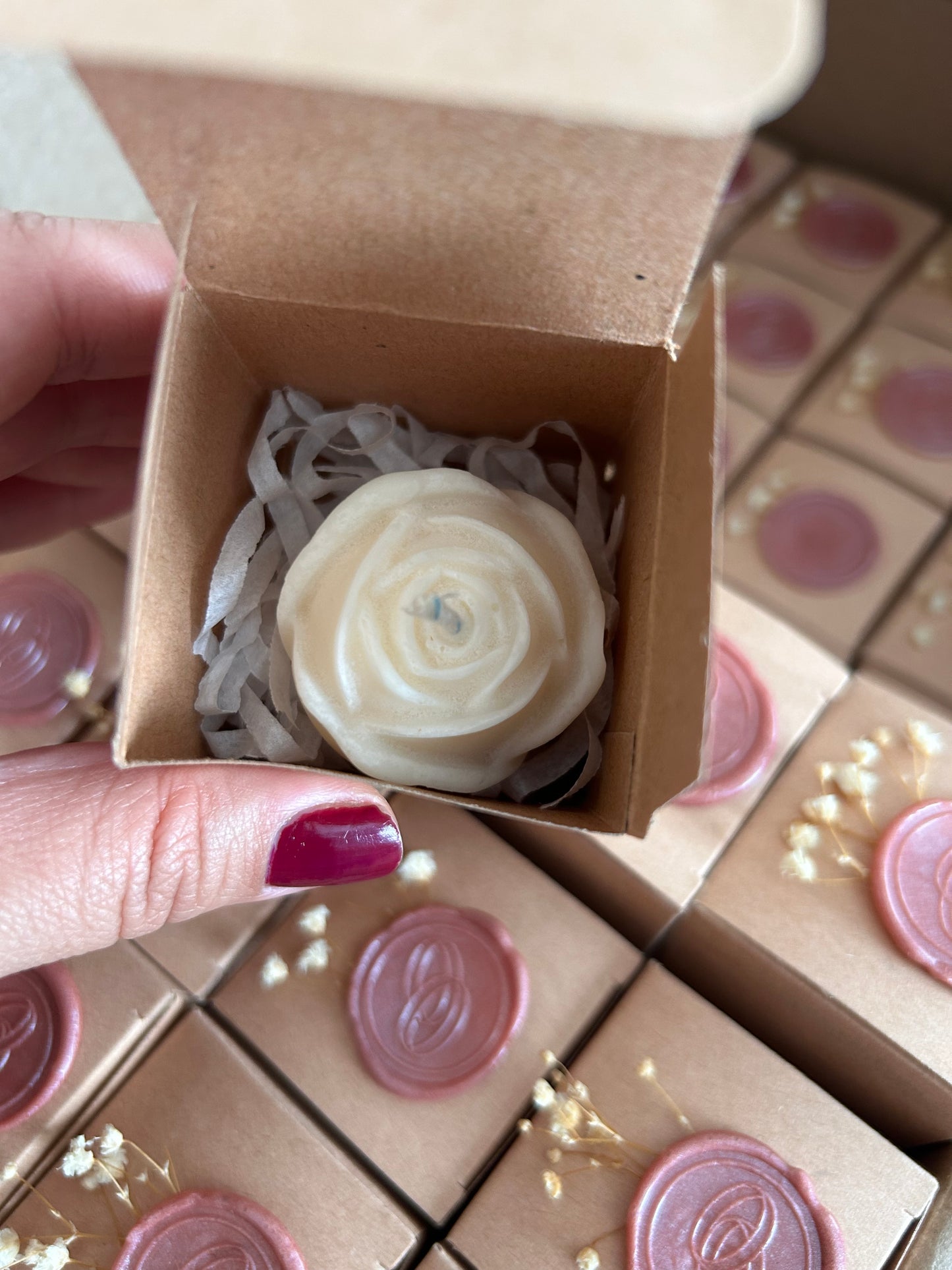 Rosa en caja con sello de lacre
