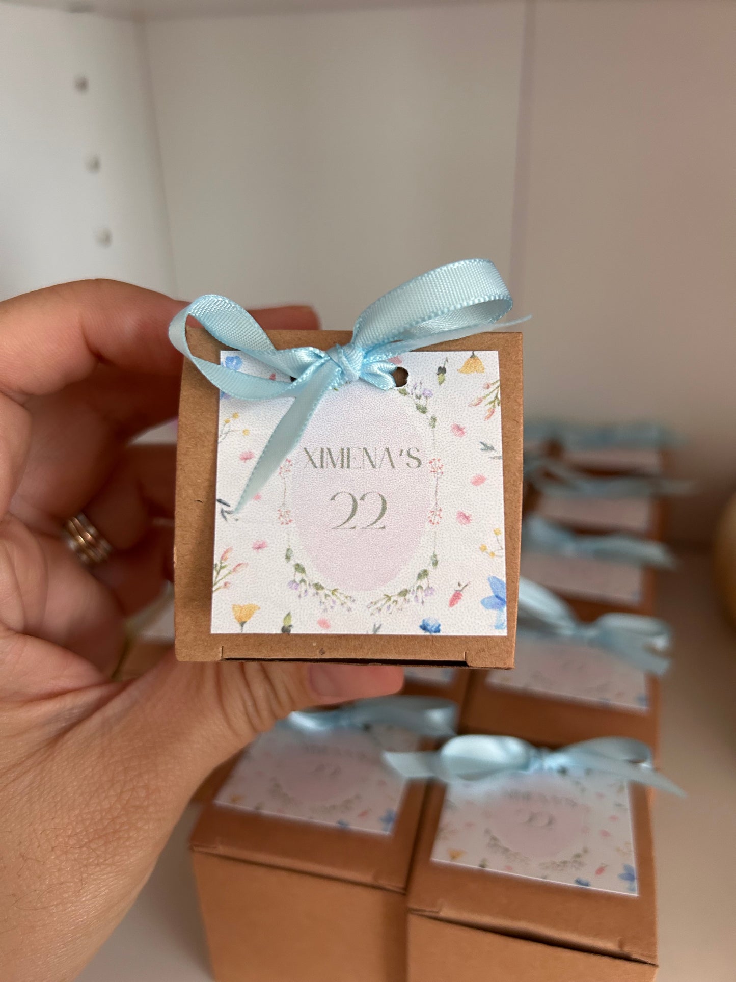 ROSA CHICA EN CAJA DE CARTÓN