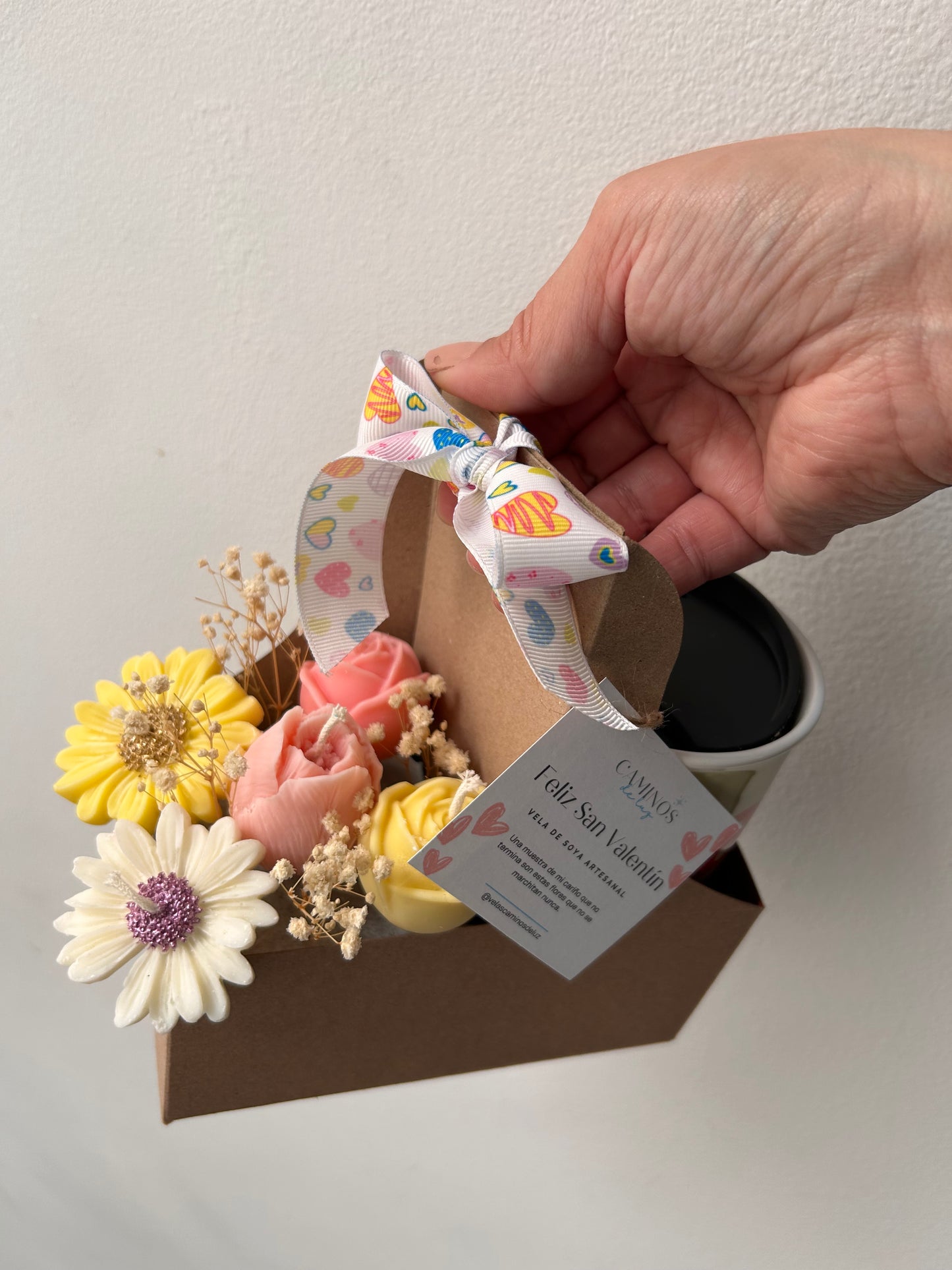 Flores en portavasos de café